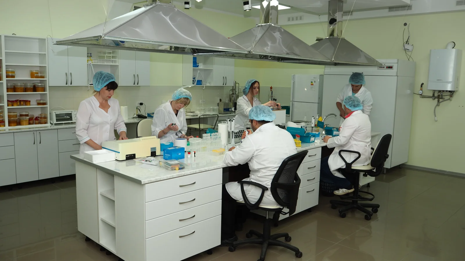 Praca zespołu w laboratorium